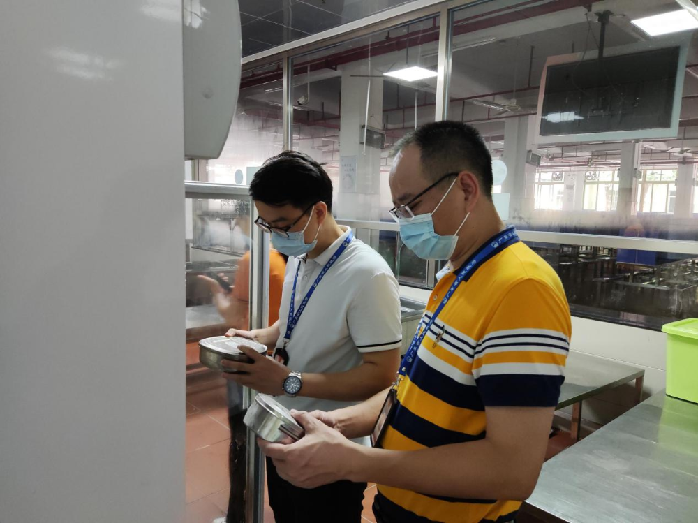 圖五：區(qū)市場監(jiān)管局黃小明副局長檢查中考考點(diǎn)食品留樣情況.png